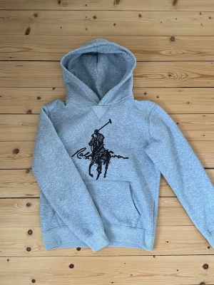 Ralph Lauren hoodie - Sjukt fet och eftertraktad hoodien från Ralph Lauren | skick 9/10 utan defekter och enbart använd ett fåtal gånger | storlek M men sitter mer som S