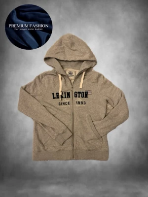 Grå zip-hoodie från Lexington - Tjenaret! Säljer nu en riktigt stilig zip hoodie från Lexington i storlek S! Mycket bra skick inga defekter, killen på bilden är ca 170 och den sitter bra på han. Hör av dig vid minsta fundering MVH Premium fashion 🤩