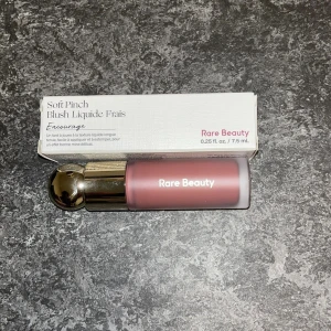 Rare Beauty Soft Pinch Liquid Blush Encourage - HELT NY! Populära dewy liquid blush från Rare Beauty i nyansen 'Encourage'. Säljer pga spontanköp, har redan för många blushes. Original pris: 329:-