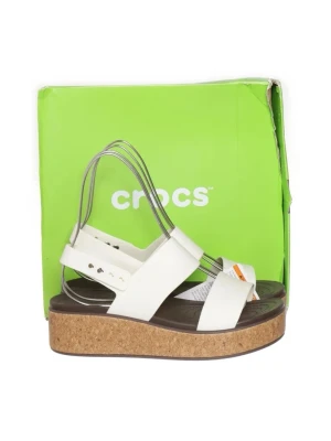 Vita platåsandaler från Crocs - Snygga vita sandaler från Crocs med breda remmar och justerbart spänne. Köpta på Sellpy, men var tyvärr fel storlek. Storlek 38/39. Helt nya.