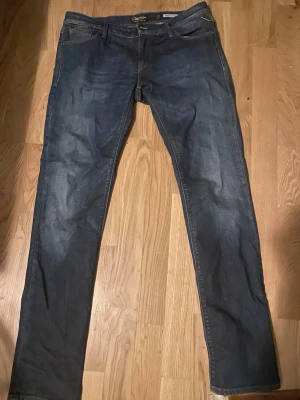 Replay roxanne jeans - Hejsan, Säljer mina Replay roxanne 100% denim byxor även mina gamla favoriter jeansen har en snygg wash på låren och är väldigt popular storleken på jeansen är w32 l34 själv är jag 1,75 cm lång och de sitter perfekt. nypris 1600 hör av er vid frågor!