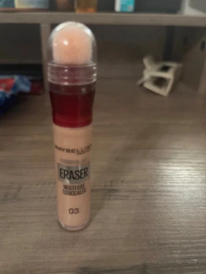 Maybelline Eraser Concealer 03 - Maybelline Eraser Multi-Use Concealer i nyansen 03. Kommer i en smidig tub med applikator i form av en mjuk svamp på toppen. Perfekt för att täcka mörka ringar och ojämnheter. Ljusbeige färg som smälter in naturligt i huden. För fler bilder/information skriv gärna, priset kan justeras 🤗❤️