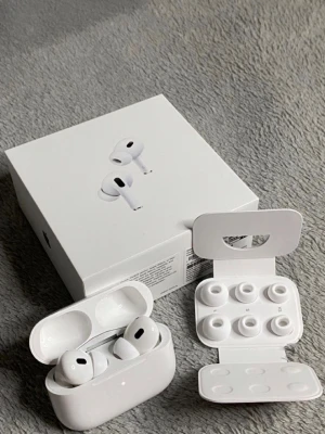 apple airpodss pro 3  - Säljer ett par vita trådlösa in-ear hörlurar från Apple,  då jag fått två av samma par i födelsedagspresent dem har aldrig använts tidigare från Apple 