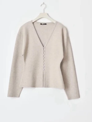 Beige kofta med knappar och v-ringning - Trendig beige kofta med djup v-ringning och dekorativa knappar framtill. Säljs inte längre❤️