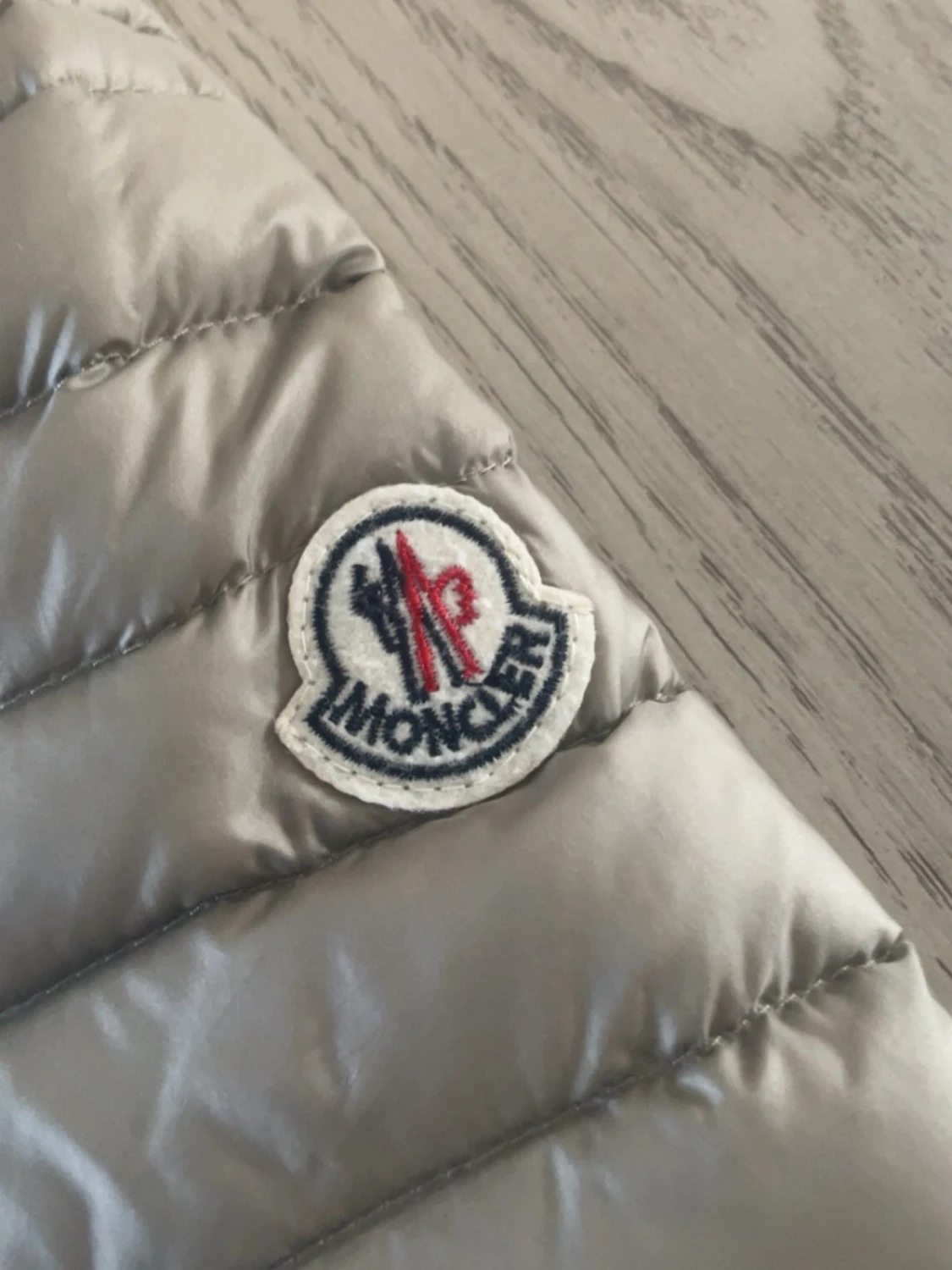 Ljusgrå dunjacka från Moncler - 2