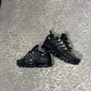 Nike vapor Max plus  - De är i storlek 41 men passar jättebra på 42, de är i bra skick men har en defekt vid vänstra sko längst fram därav priset så kolla gärna bild 4. Kontakta gärna mig för fler bilder eller ifall ni har frågor.😄🤝