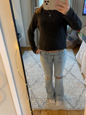 svart stickad tröja  - svart stickad tröja som jag har klippt kortare längst ner men från grunden köpt på VERO MODA 