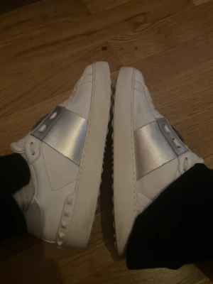 Valentino skor - Säljer dessa super snygga valentino skor i silver. Storlek 37. Självklart äkta, har serienummer i sig. Nästan aldrig använda! ❤️❤️ 750 kronor vid snabbt köp, använder enbart swish för låga summor då det blir billigare för oss båda! Säljer de billigt då ja vill bli av me de snabbt
