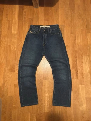 Vintage Diesel Jean - Vintage straight leg jeans.  Brand: Disel Tagged size: W31  Waist (flat): 37cm Length: 101cm Leg opening: 20cm  More jeans available on my profile. Nr: 22 