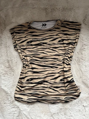 Tränings tröja -  En fin tigrig träningströja från Lager 157 som säljs för att den inte används och priset kan diskuteras 🥰