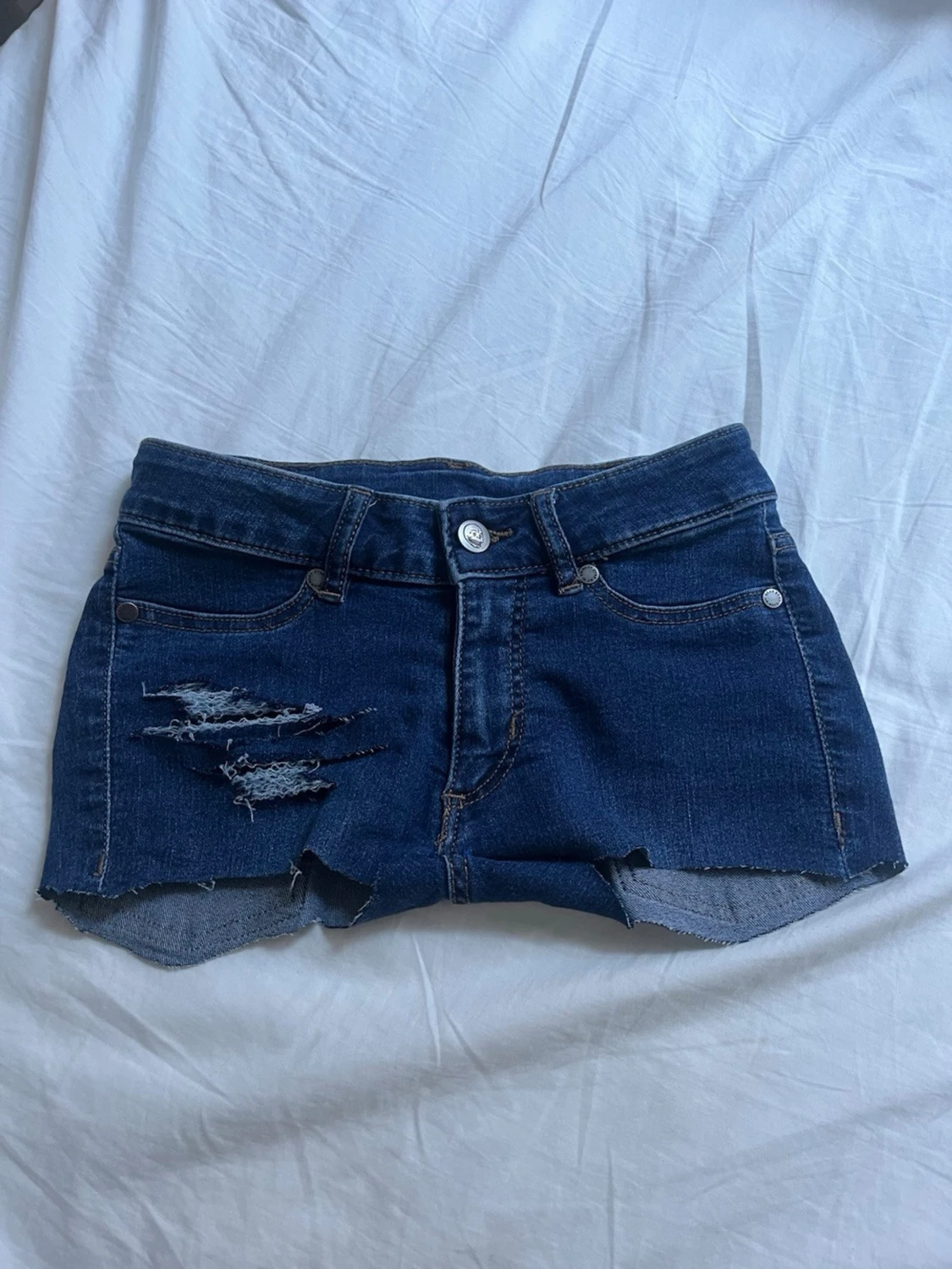 Mörkblå lågmidjade jeansshorts med kors detalj