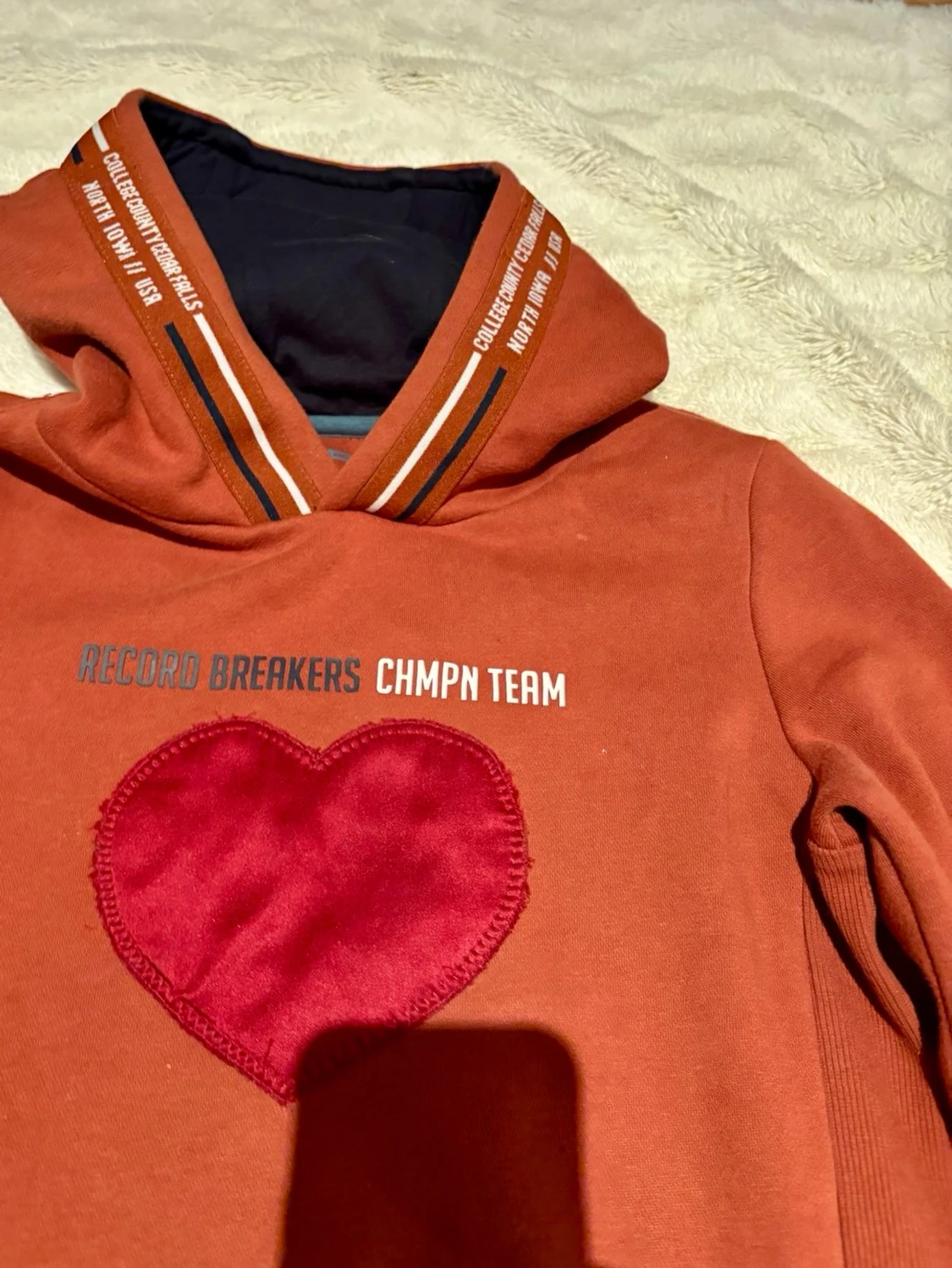 Kanelfärgad hoodie med hjärta - 3