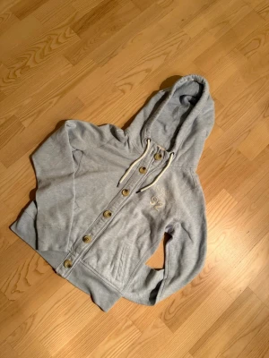 Abercrombie cardigan - Riktigt fet abercrombie cardigan och storlek M men skulle säga den passar folk med S bättre. Den har inga skavanker eller liknande och vid frågor är det bara att fråga😄💚