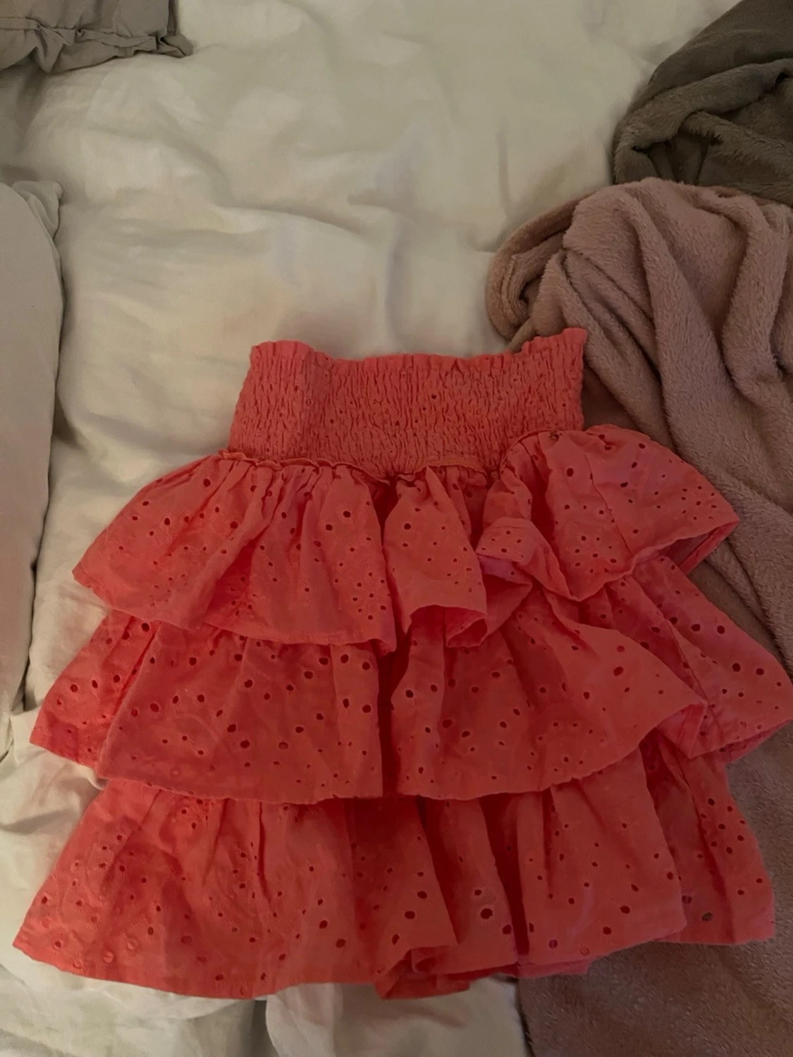 Korallrosa volangkjol med broderi - 2