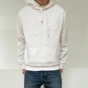 Vit Ralph Lauren hoodie - Säljer en sjukt fet hoodie från Ralph Lauren. Hoodien är i bra skick utan nåra defekter och är färgen vit. Den är i strl L men sitter som en M! Hör gärna av er vid frågor elr funderingar!!