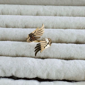 3 för 2 på alla ringar  - Säljer coola ringar i form av vingar. De har en öppen design som ger en edgy och unik look. Perfekt accessoar för dig som vill sticka ut med detaljerade smycken.