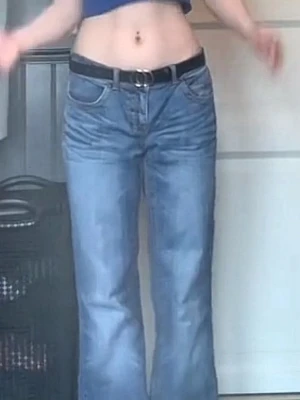 Blå bootcut jeans - Säljer ett par blå bootcut jeans  