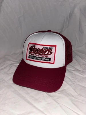 Röd Western keps - ✦ Helt ny 🆕 ✦ Justerbar ✅ ✦ One size 👤 ✦ Snabb frakt 🚚 ✦ Frågor eller fler bilder? Skriv 📩