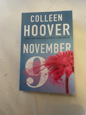 November 9 av Colleen Hoover - Boken är i pocket edition och är på engelska. Den är i helt nytt skick och super fin. Originalpriset är 199kr och är köpt från Akademibokhandeln.
