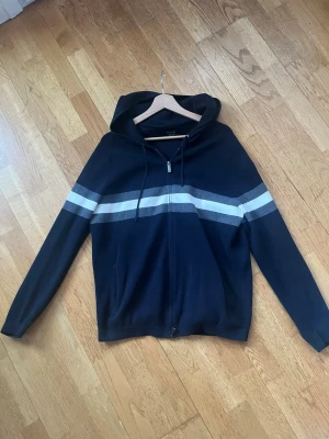 Marinblå  massimidutti hoodie - Storlek M, helt fri från skavanker. 