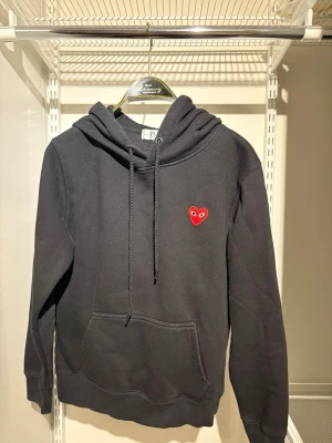 CDG hoodie - Schysst hoodie från CDG! Skick: 8,5/10. Storlek: S. Färg: Svart. Öppen för frågor!
