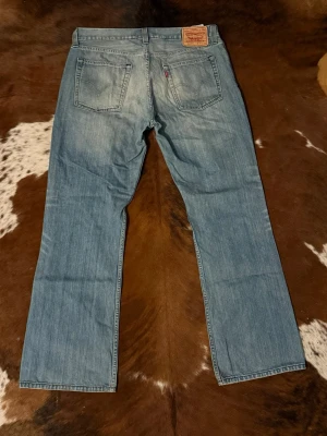 Levis 527 bootcut - Tjena! Säljer dessa riktigt snygga Levis 527 bootcut, byxorna är i fint skick och i storlek W36/L32, hör av dig vid funderingar!🙌