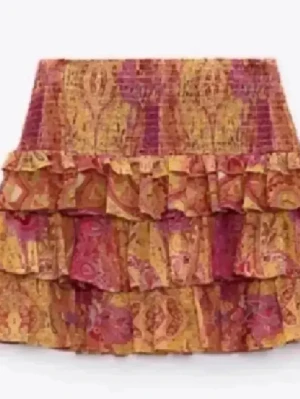 Mönstrad volangkjol Zara - BYTER ENDAST!!!!⚠️⚠️Denna är i xs vill gärna byta till S pga att denna är för liten, kontakta om intresserad❤️❤️Jätte fin volang kjol från zara som ej säljs längre!! 