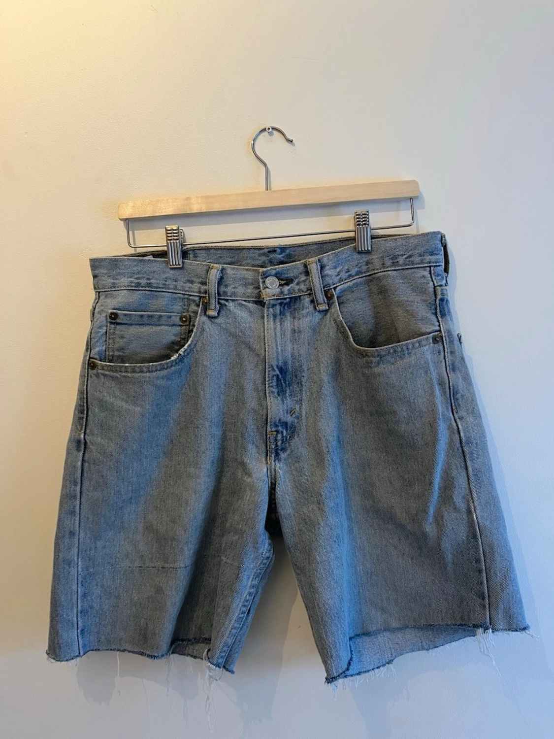 Levi's ljusblå jeansshorts med rå kant - 1