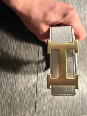 H Bälte (gold buckle) - Guld vitt HérmësBälte Storlke 110cm (om du vill ha eget hål fråga så kan jag lägga med en hål grej i påsen)