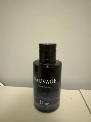 Dior Sauvage Eau de Parfum - Dior Sauvage Eau de Parfum. Nypris 1600kr. det är lite mer än 2/3 kvar. 100ml flaska 