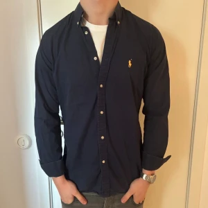 Ralph Lauren skjorta - Tja! Säljer nu denna feta Ralph Lauren skjortan. Skjortan är i fint skick och i storlek ”S”. Vid frågor eller funderingar är det bara att höra av sig!