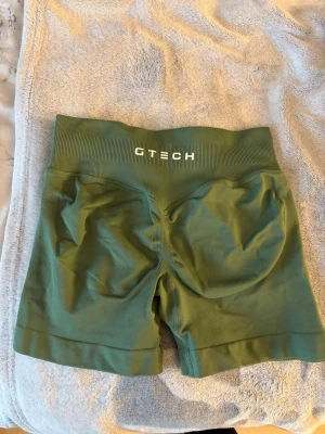 Gröna seamless shorts från GTECH - Säljer ett par gröna seamless shorts från GTECH med hög midja och ribbad linning. Perfekta för träning med stretchigt material som ger en tight och snygg passform. Säljer dessa för att dom är för små för mig💓nypris: 400 kr
