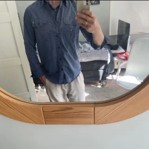 Morris overshirt  - Säljer en stilren blå overshirt från Morris med två bröstfickor och knappar hela vägen. Skjortan har klassisk krage och är långärmad, perfekt till våren och enkel att matcha!