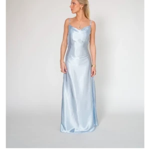 By stina klänning - By stina bal satin klänning i ljusblå. Använd en gång och säljer nu. Inga difekter. Skriv för frågor eller fler bilder. Pris diskuteras alltid vid snabb affär💕