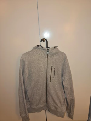 Grå zip-hoodie från Sail Racing - Sail Racing zip – Grå (S) Vit ziptröja från Sail Racing. Storlek: S Skick: Bra begagnat skick.