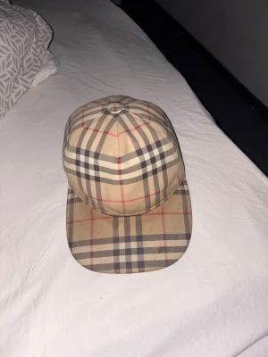  Burberry keps - Säljer en klassisk beige keps från Burberry relativt bra skick. Priset kan sänkas vid en snabb affär
