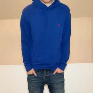 Stickad Ralph Lauren hoodie - Säljer en sjukt fet hoodie från Ralph Lauren som är mer utav en stickad hoodie fast lite tjockare än en vanlig stickad hoodie. Hoodien är i bra skick o sitter i strl M! Hör gärna av er vid frågor elr funderingar!!