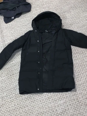 Uniqlo jacka - Hej säljer min jätte stiliga Uniqlo jacka haft den en vinter men jätte underbar skick. Har fått ganska mänga komplimanger av jackan. Ligger på ungefär 2500kr i uniqlo butiken i stan. Xs passar som S.