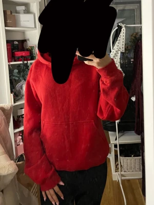 Röd hoodie  - En enkel och snygg röd hoodie med stor huva och klassisk magficka framtill.