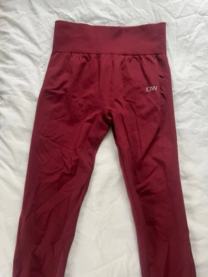 Vinröda seamless tights från ICANIWILL - Vinröda seamless tights från ICANIWILL med hög ribbad midja och tight passform. Tillverkade i stretchigt funktionsmaterial som ger bra rörelsefrihet. Diskret ICANIWILL-logga på höften och stilren design utan synliga sömmar. Ny pris 599