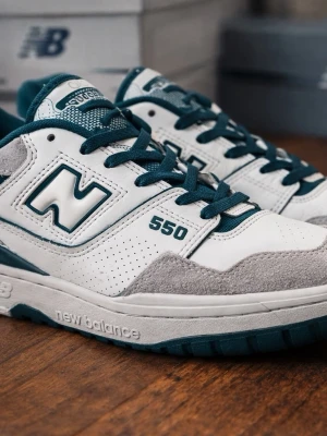 New Balance 550 vita och gröna sneakers - Snygga New Balance 550 sneakers i vitt och grönt med detaljer i mocka och perforerat läder. Klassisk låg modell med gröna snören och tydlig logga på sidan. Perfekta för dig som gillar retrostil och streetwear.