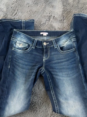 Lågmidjade bootcut jeans - Säljer dessa skitsnygga lågmidjade jeans från gina 14+, de har coola detaljer på bakfickorna, är i nyskick!!💓