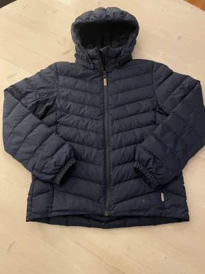 Reima jacka barn - Säljer jackan. Använd en vinter. Funkar felfritt. Har ett litet hål som ej märks (se bild). Priset är ej hugget i sten. Storlek 146