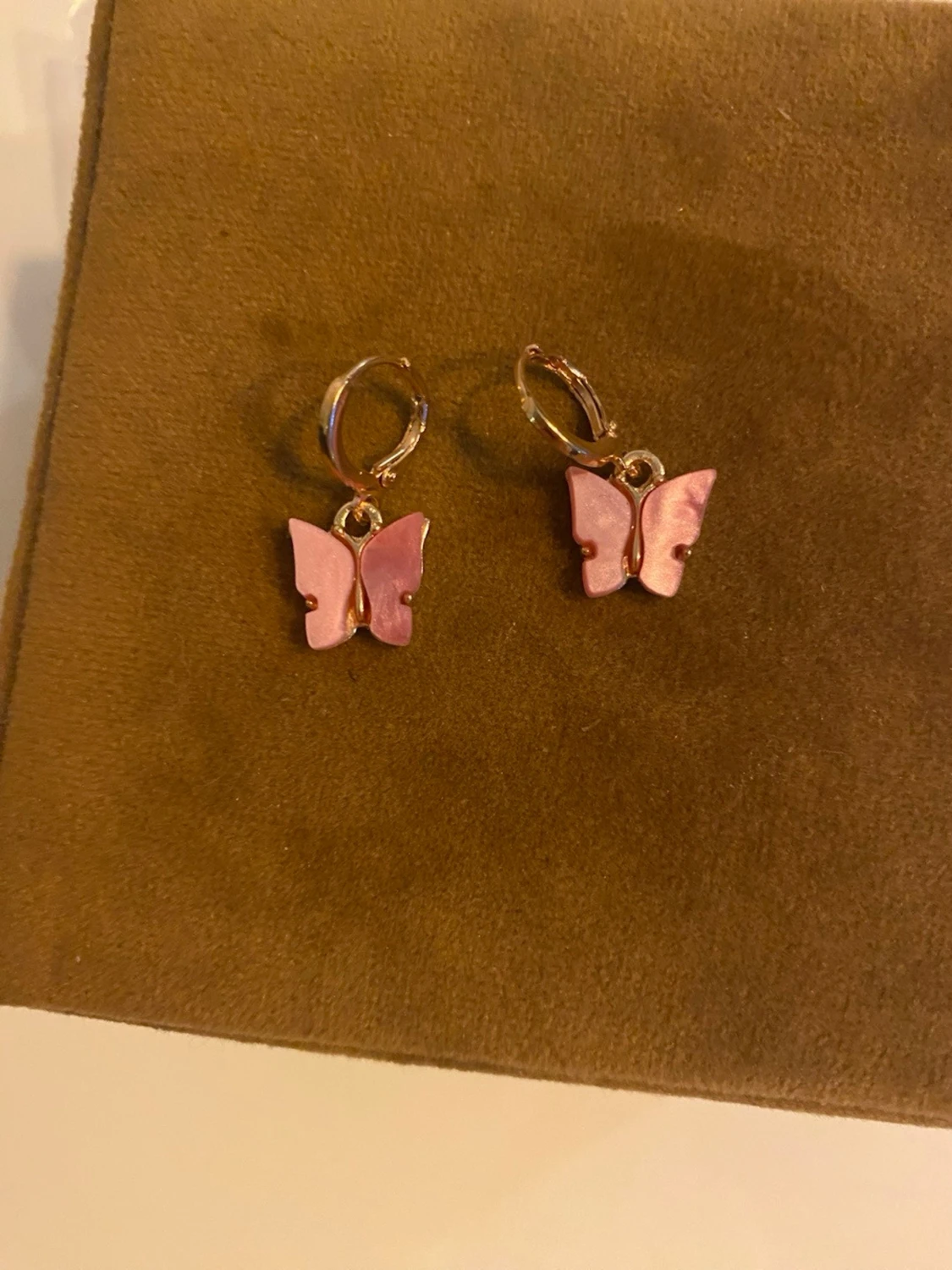 Rosa fjärilsörhängen i metall