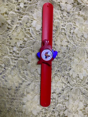 Färgglad slap-on barnklocka - Rolig slap-on klocka för barn med rött och grönt armband samt en färgglad urtavla med tecknad figur. Klockan har detaljer i blått och rött och är perfekt för dig som gillar lekfulla accessoarer. Helt ny , 108kr/st 