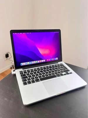 MacBook Pro 13”  - Säljer nu min MacBook Pro 13” då jag tänkt köpa en Windows istället.  Info: Tidig 2015 Bra batteri-tid  Finns några repor på framsidan av datorn men inget som påverkar funktioner.  Specifikationer: Intel core i5 2,9 GHz 16 gb Ram Intel Iris 6100 1,5 gb grafikkort  256gb ssd  Datorn säljes helt återställd och laddare medföljer, kan släppa den något billigare vid snabb och krångelfri affär!