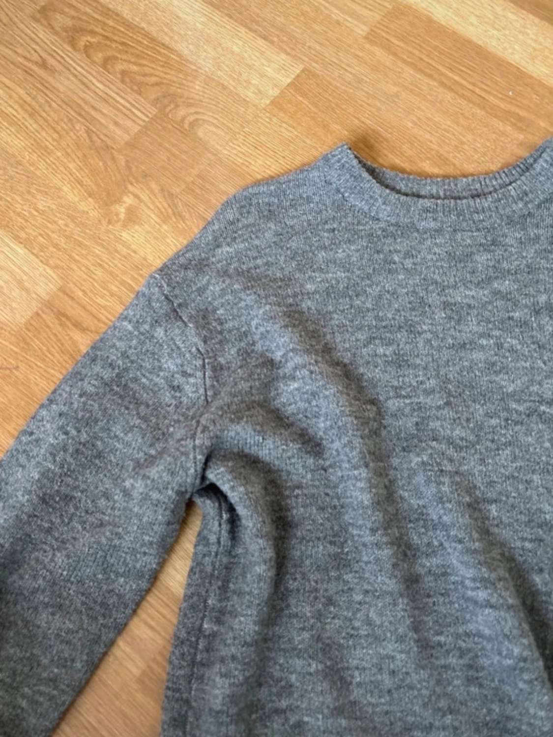 Grå stickad tröja i ullmix - 1