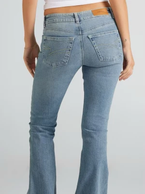 Ljusblå bootcut jeans  - Säljer ett par ljusblå bootcut jeans från junkyard med klassiska bakfickor och snygga sömndetaljer. De är i storlek XS, och är uppsydda. Inerbenslängden är ca 70cm och midjemåttet är ca 39cm. Endast använda 1/2 gånger🥰nypris: 600kr