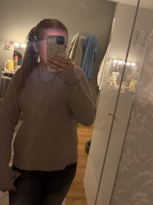 Lila/rosa stickad tröja med rund hals - Lila/rosa stickad med långa ärmar.