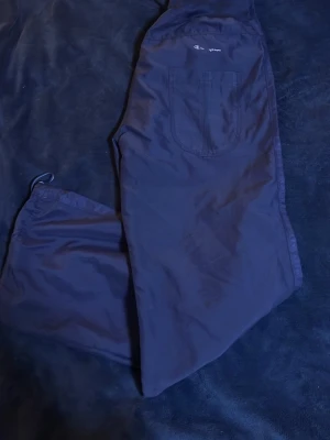 Grå mjukisbyxor från Champion - Jag säljer ett par gråa byxor från Champion dem säls inte lägre i hemsidan. Dem är använda ett fåtal gånger och är perfekta för vardagen. Det är bara att fråga och pris går att diskutera 